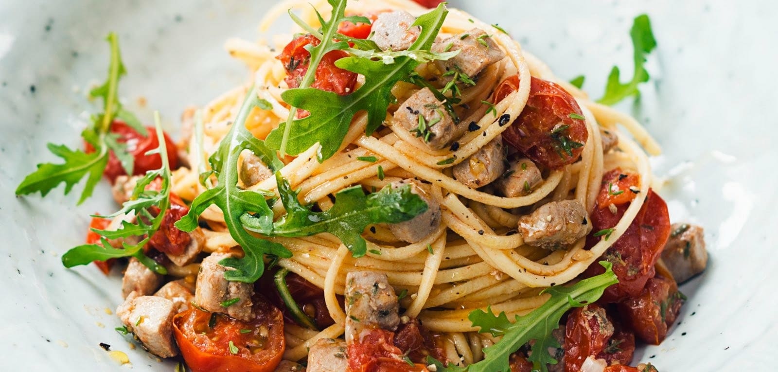 Спагетти из семолины с томатами и тунцом